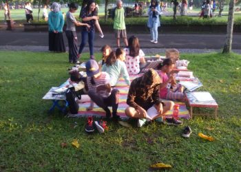 Ajak Pengunjung CFD Baca Buku Gratis, Komunitas GPAN Bali Adakan Perpustakaan Kaget.