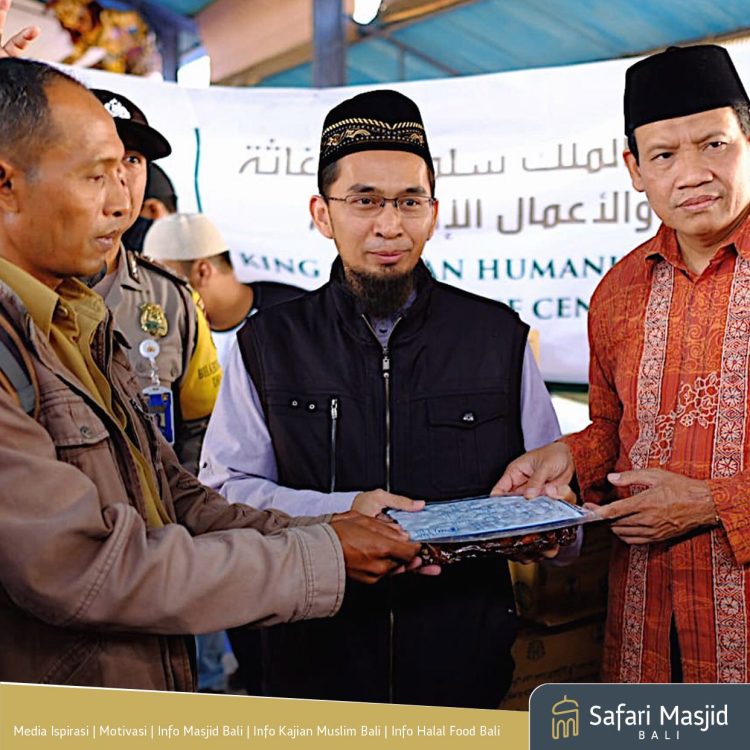 Ust Adi Hidayat Bantu Korban Erupsi Gunung Agung