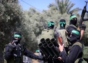 Kelompok HAMAS Palestina mengikuti latihan militer saat persiapan menghadapi konfrontansi dengan Israel, di selatan Jalur Gaza, Minggu (25/3/2018). (REUTERS/Ibraheem Abu Mustafa)