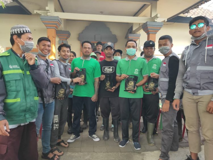 SAMBUT KEMERDEKAAN, PEMUDA AL FATH DAN LAZIS WAHDAH TEBAR NASI BUNGKUS