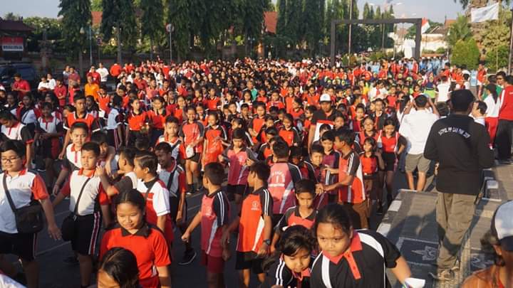 Sambut Hari Sumpah Pemuda, Bupati Klungkung Lepas Peserta Jalan Sehat