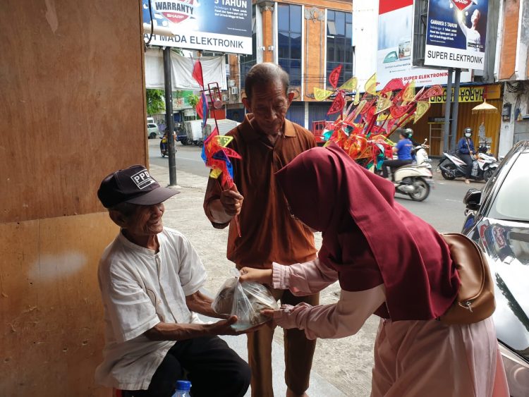 200 Nasi Bungkus Dibagikan Saat Momen Hari Pahlawan di Bali