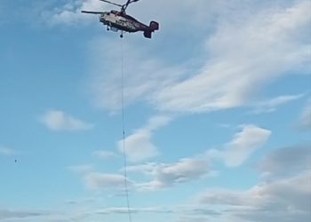 Helikopter berjenis Kamov PK IKR sedang membawa muatan logistik bertolak dari Bandar Udara Gewayantana, Flores Timur, NTT