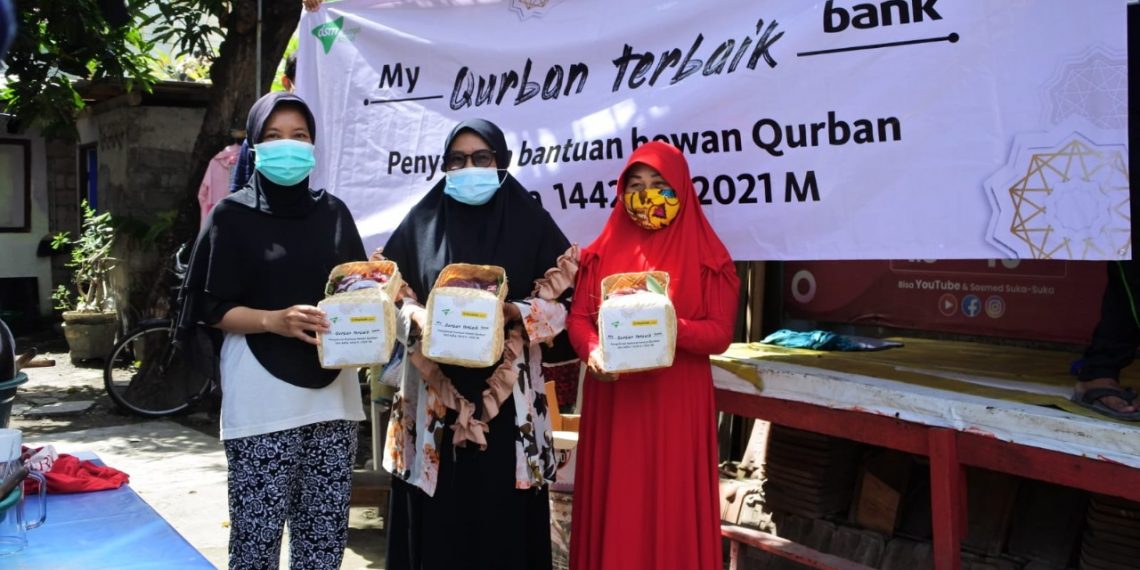 Maybank Syariah Gandeng DSM Bali Bagikan Bakso Kurban