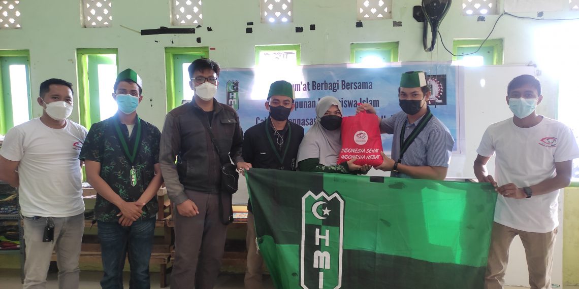 HMI Denpasar Komisariat Fisip Hukum Peduli Sesama, Berbagi Sembako Untuk Warga