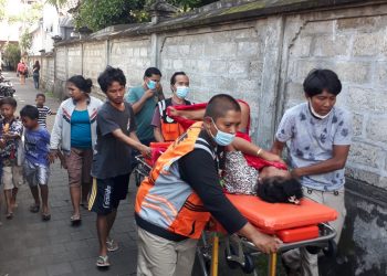Seorang Ibu Gangguan Jiwa di Kuta Dibawa Ke RS. Bangli Oleh Tim Sahabat Subuh Bali