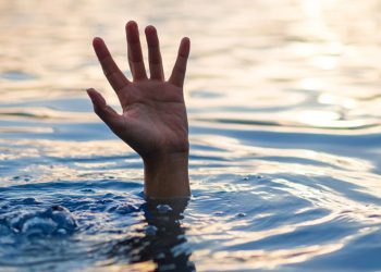 Hendak Tolong Adik, Remaja Hilang Terseret Arus di Pantai Double Six