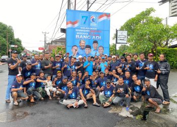 Ditengah Guyuran Hujan, Bersama Relawan Gelora Denpasar Memasang Baliho