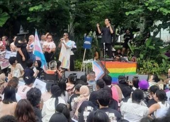 Makin Berani, Sekelompok Pemuda Gelar Aksi di Monas Kibarkan Bendera Pelangi