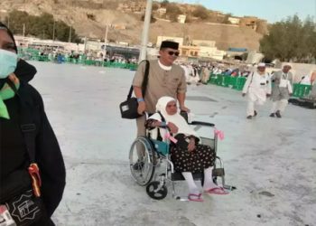 Khasiat Air Zamzam, Jemaah Haji Lansia Sulsel Ini Bisa Berdiri dari Kursi Roda