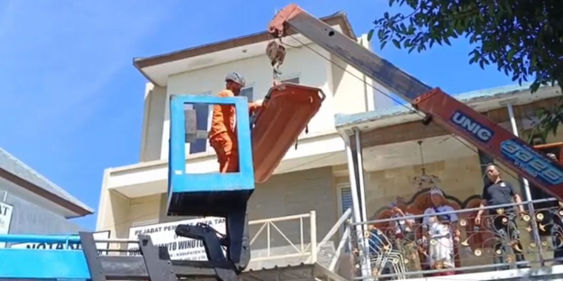 Dokter Umum di Buleleng, Bali Memiliki Berat 200 Kilogram Dievakuasi dengan Mobil Sky Lift