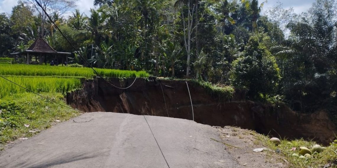 Sinkhole Besar Merusak Jalur Akses Wisata di Gianyar Bali