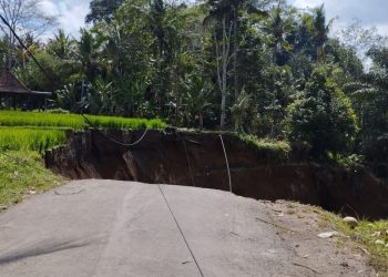 Sinkhole Besar Merusak Jalur Akses Wisata di Gianyar Bali