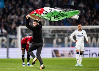 Invasi Lapangan Suporter Palestina di Laga Copenhagen vs Manchester United