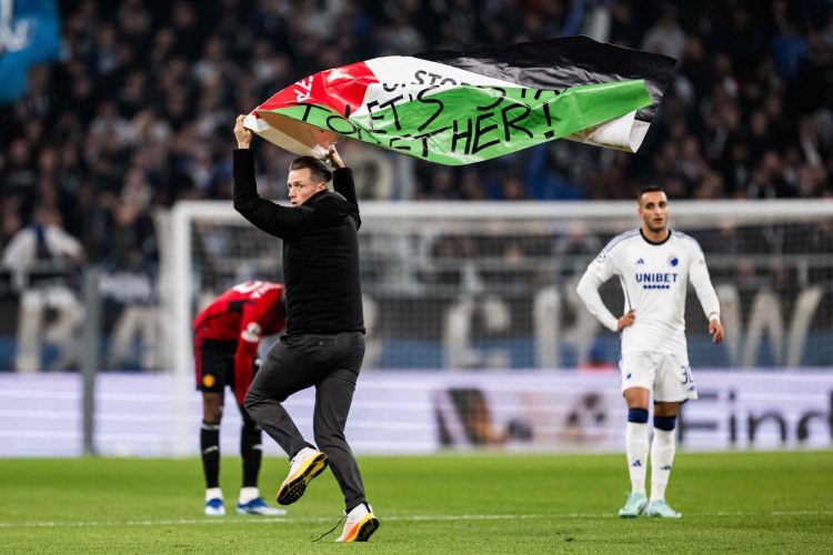 Invasi Lapangan Suporter Palestina di Laga Copenhagen vs Manchester United
