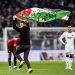 Invasi Lapangan Suporter Palestina di Laga Copenhagen vs Manchester United
