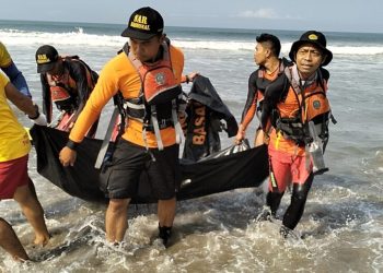Turis China Ditemukan Tewas Setelah Hilang Terseret Ombak di Pantai Batubelig