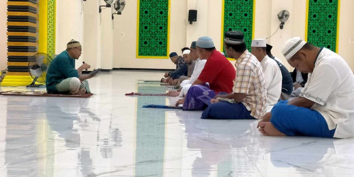 Jangan Disepelekan: Larangan Melintas di Depan Orang yang Sedang Sholat