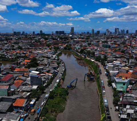 Antisipasi Banjir, Pemprov DKI Gencar Keruk Lumpur Kali Ciliwung