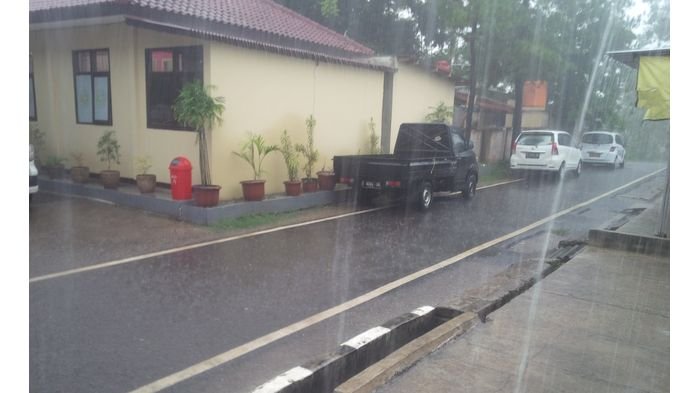 Bandung Berawan, Hujan Ringan Menyapa Sore Hari