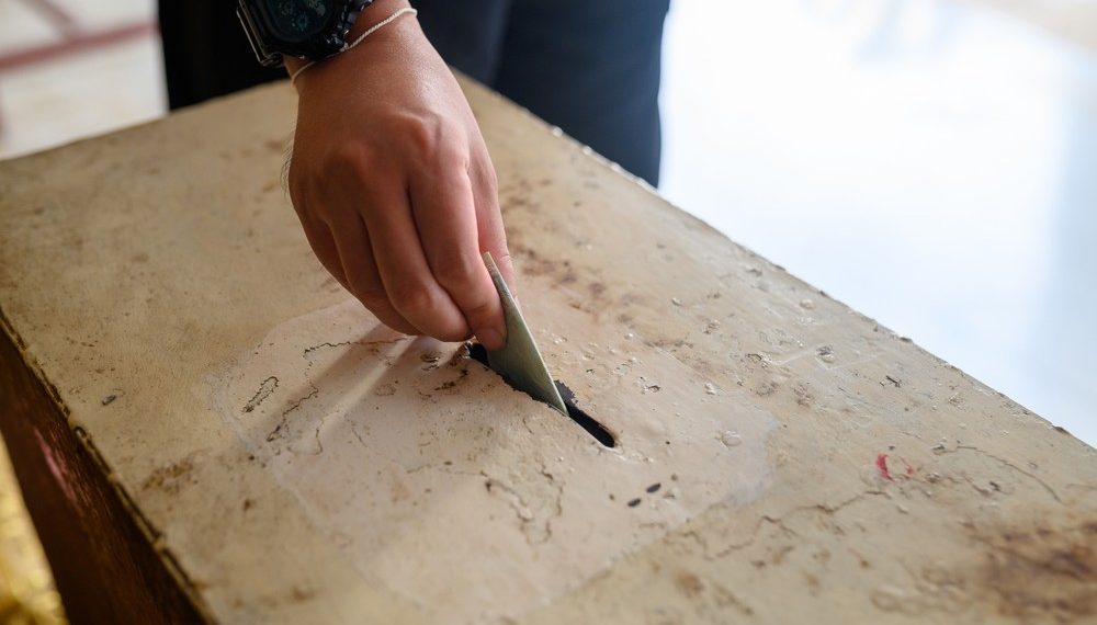 Sedekah Sirriyyah: Amalan Tersembunyi yang Lebih Utama? Sebuah Tinjauan Komprehensif