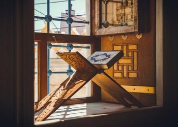 Surat Al-Kahfi: Sebuah Kajian Mendalam tentang Kisah, Asbabun Nuzul, dan Keutamaannya