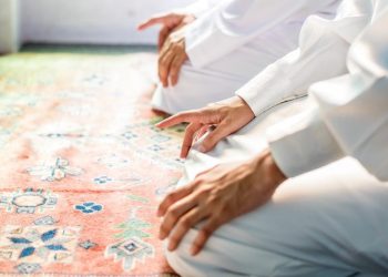 Hukum Menahan Kentut dan Keraguan Buang Angin saat Sholat: Tinjauan Komprehensif Hukum Islam