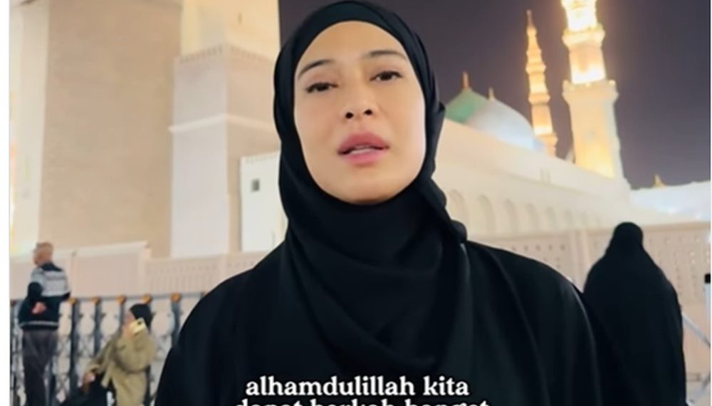 Dian Sastro Mengais Berkah Umroh: Kesaksian Haru di Raudhah dan Sentuhan Suci Ka'bah