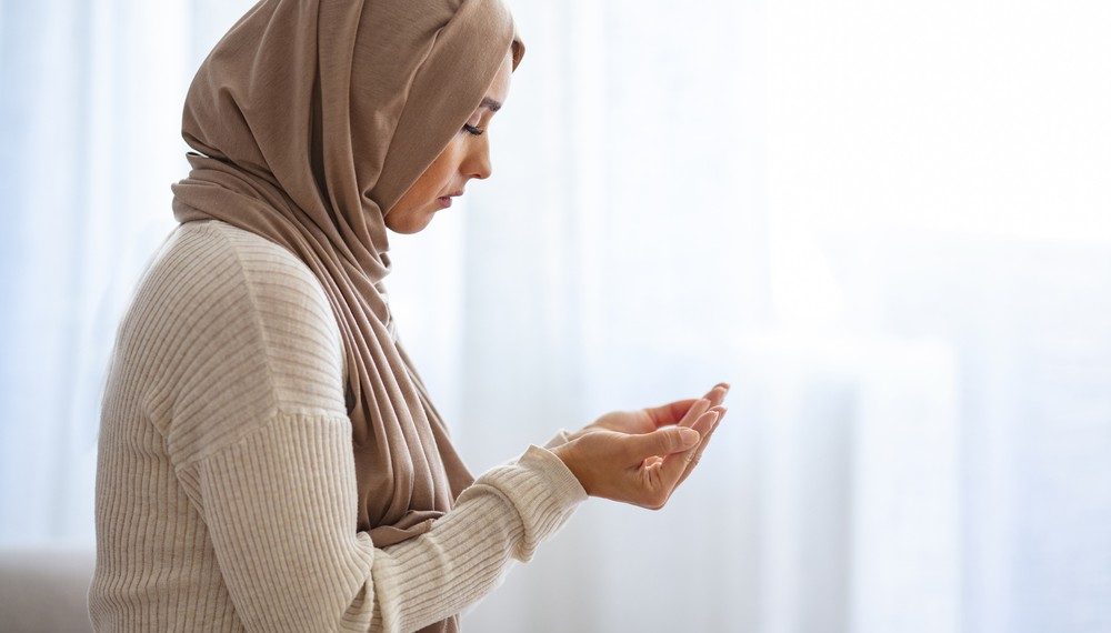 Mustajabnya Doa Orang yang Dizalimi: Landasan Hukum dan Tata Cara Berdoa