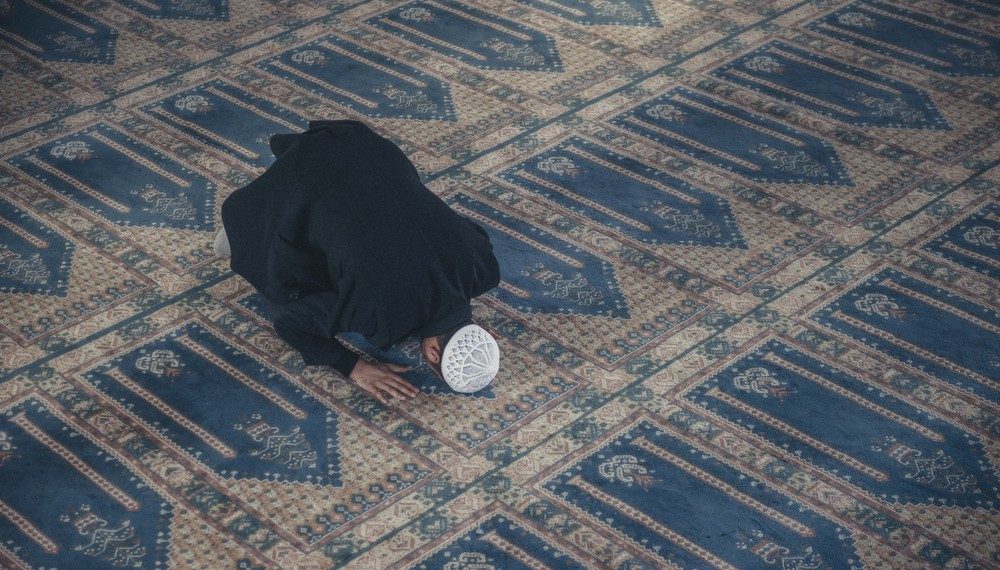 Kontroversi Sholat Raghaib: Amalan Malam Jumat Pertama Rajab di Tengah Perdebatan Ulama