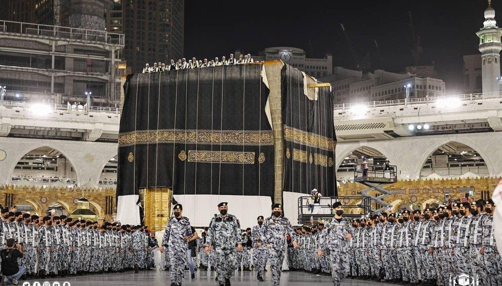 Pengangkatan Kiswah Ka'bah: Menandai Dimulainya Musim Haji 2025