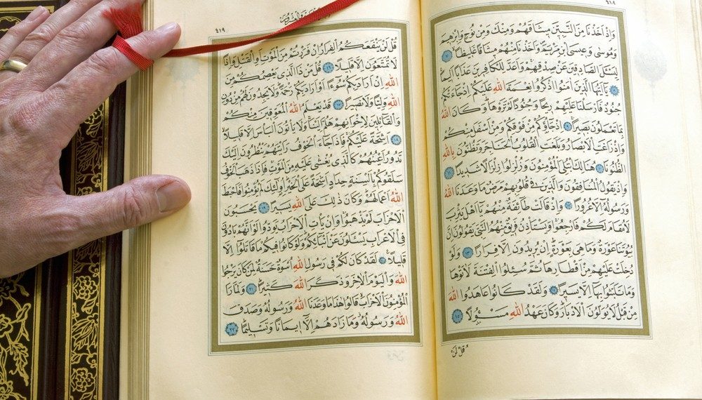 Surat Al-Mujadalah Ayat 11:  Kemuliaan Ilmu dan Adab dalam Bingkai Persaudaraan Islam