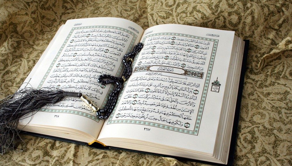 Malam Jumat: Antara Keutamaan Membaca Al-Kahfi dan Yasin, Mana yang Lebih Dianjurkan?