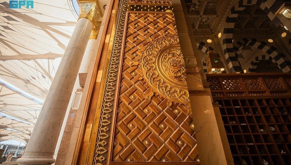 Kemegahan Pintu Masjid Nabawi: Simfoni Kayu Jati, Tembaga, dan Emas yang Mengukir Sejarah