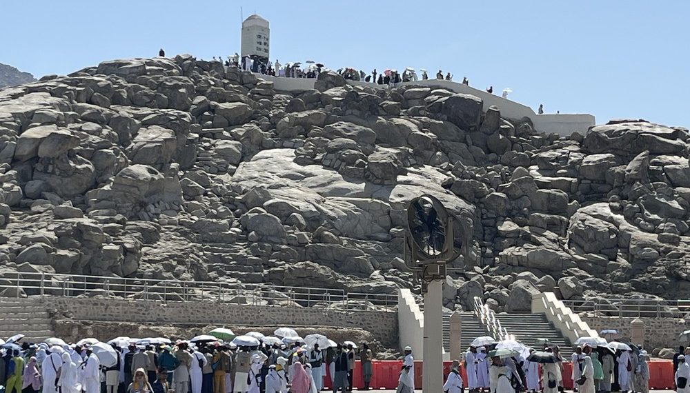 Jabal Rahmah: Puncak Pertemuan, Titik Kumpul Ribuan Jemaah Haji di Tengah Panas Makkah