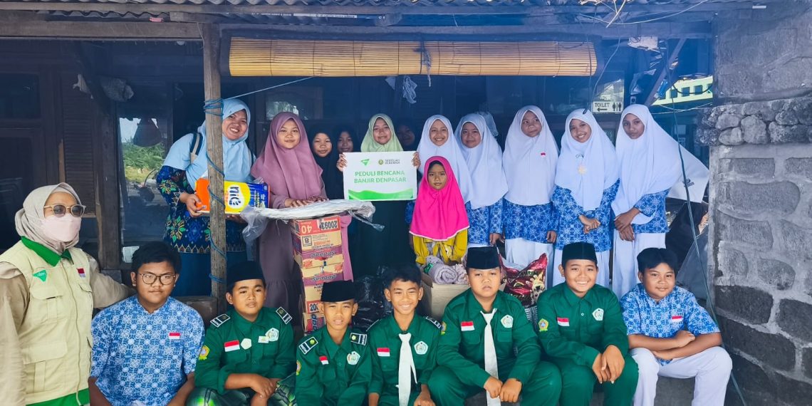 Sekolah Albanna Salurkan Donasi Untuk Korban Banjir, Siswa Terjun Bantu di Dapur Umum DSM