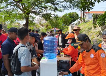 Gotong Royong Pasca Banjir: DSM Hadirkan Pos Hangat  dan Layanan Kesehatan untuk Warga