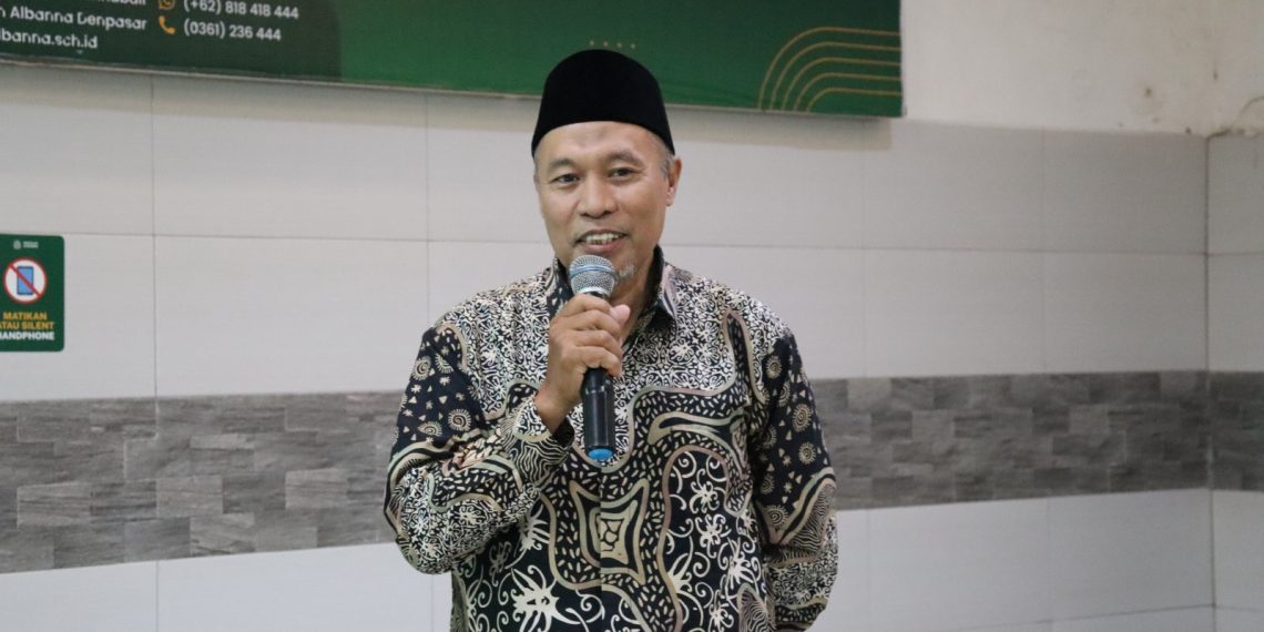 Kajian Parenting Sekolah Albanna, Bekali Guru dan Pegawai dengan Ilmu Parenting Efektif